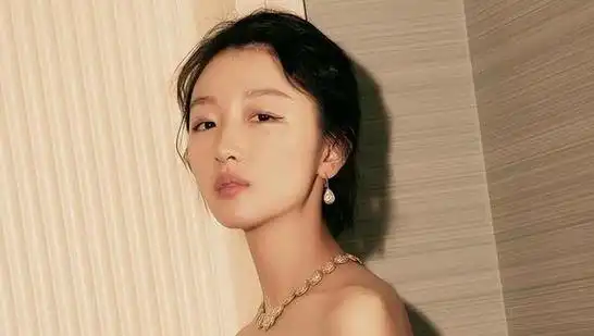"三金影后"周冬雨:人前单纯"小白兔",终被揭开"真面目"