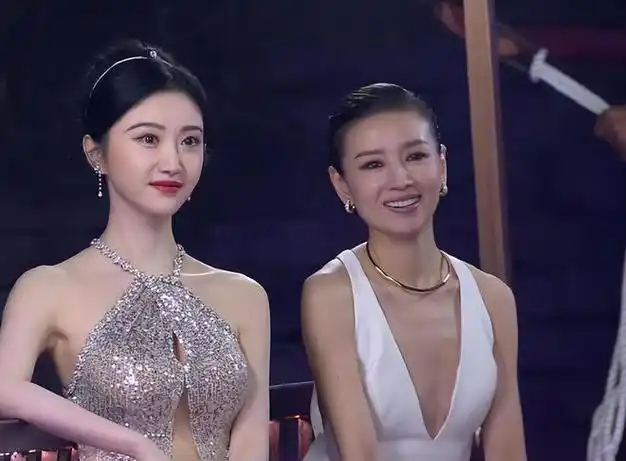 嘉兴这一夜杨幂丰满有料景甜艳压全场但白鹿只惊艳了上半身