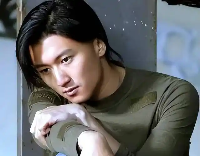 娱乐圈留长发的5位"港风男神",谢霆锋郑伊健痞帅,却输给了他