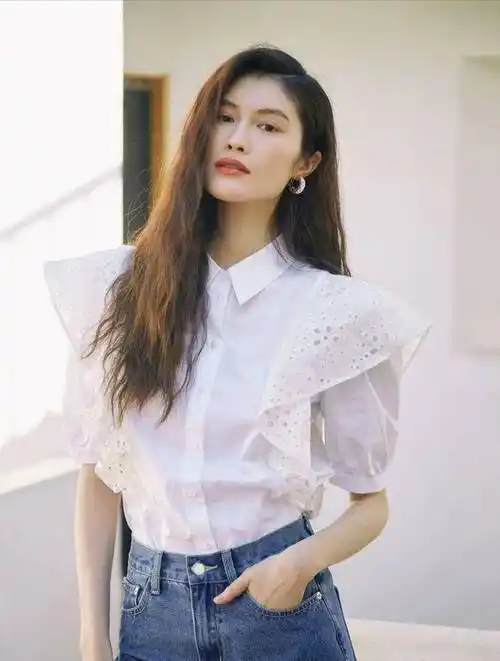 何穗晒屏保式美照,绿开衫 清新花园美成画,抚摸长发魅力又撩人_服装