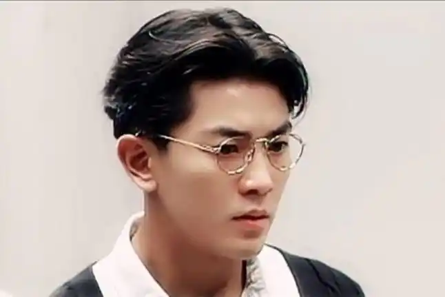 先来些少见的短发 演唱会现场照,真的真的真的,郑伊健动起来的帅屏幕