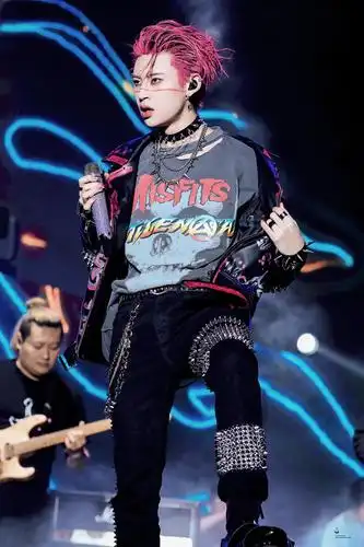 周末安利|小鬼王琳凯成都ayo音乐节八首连唱 粉发铆钉搞朋克.