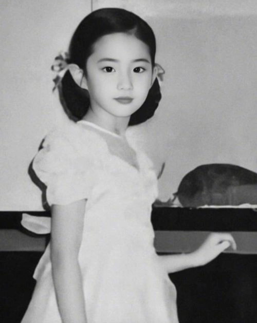 刘亦菲幼儿园毕业照曝光,扎羊角辫超软萌,网友大赞从小就是c位_腾讯