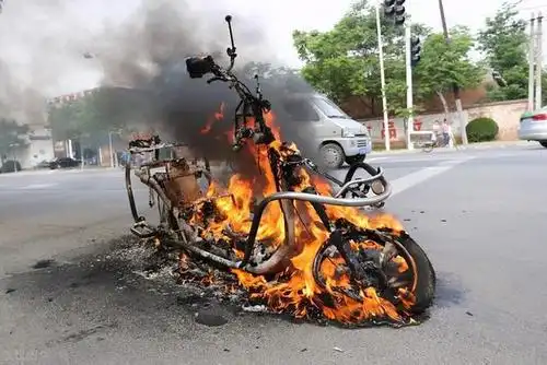 杭州电动车电池爆炸燃烧,一家三口烧伤,为何逃离的时间都没有?