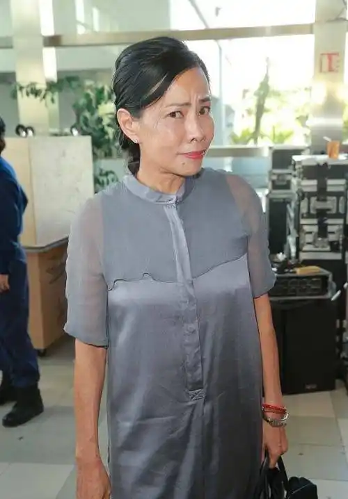 周润发的老婆很有气质,选减龄的裤子穿搭,时尚还高级_黑色_效果_服装