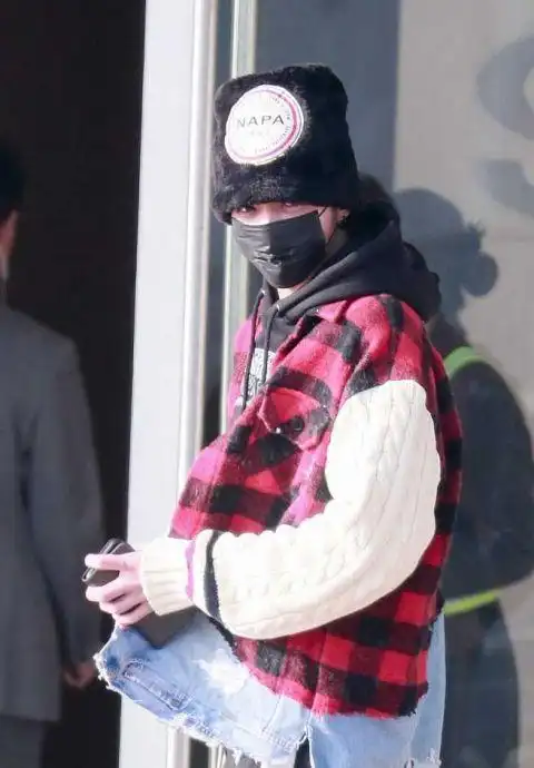 吴亦凡戴黑帽子袜子外露潮范足 边走边整理衣服萌又帅