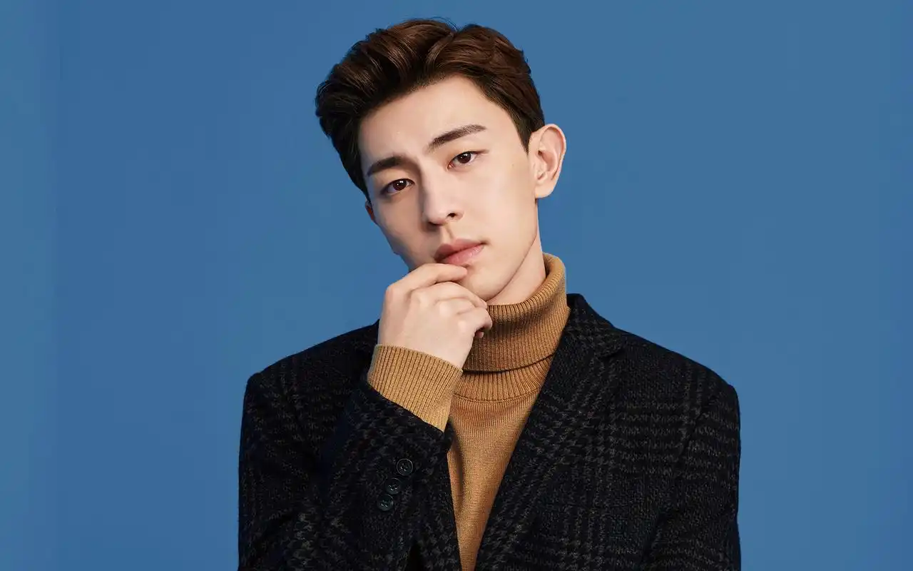 邓伦时尚帅气写真高清桌面壁纸-大陆明星-手机壁纸下载-美桌网