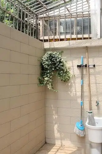 打开阳台门,有个小院子,打算养绿植,慢慢整