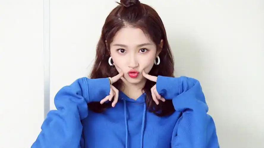 美女明星关晓彤图片-美女壁纸-高清美女图片-娟娟壁纸