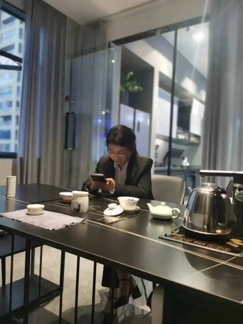 忽然喜欢上了独处,一桌,一椅,一茶杯,一个人,就这样静静的静 - 抖音