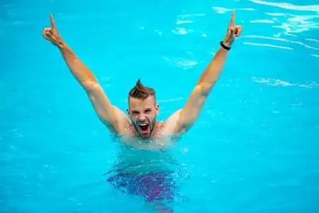 旅行.海滩派对.帅哥在室外游泳池休息.照片