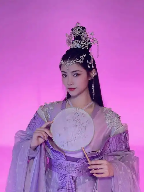 许佳琪微博晒《勿扰飞升》杀青九宫格kiki紫色古装好美 ,期待许佳琪