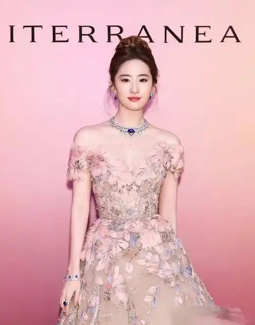 刘亦菲"宝格丽晚宴"杀疯了,高定粉裙惊艳四射 ceo亲迎排面拉满_羽毛