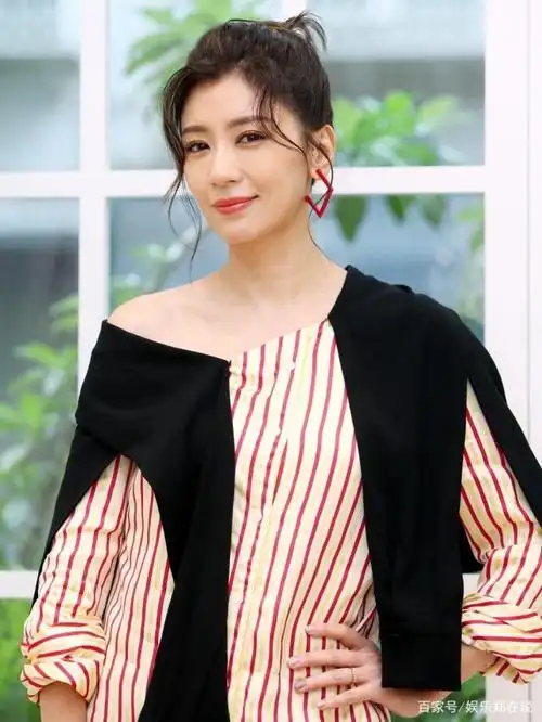 贾静雯现身金钟奖颁奖典礼,喊话咘咘和bo妞:你们要乖乖的喔!