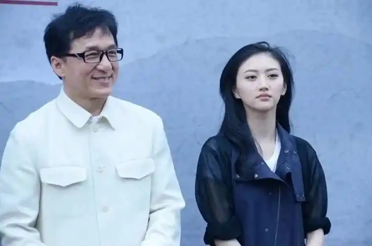 也被传为"关系户",因为她当时名气不大,却能演张艺谋的电影,还和成龙