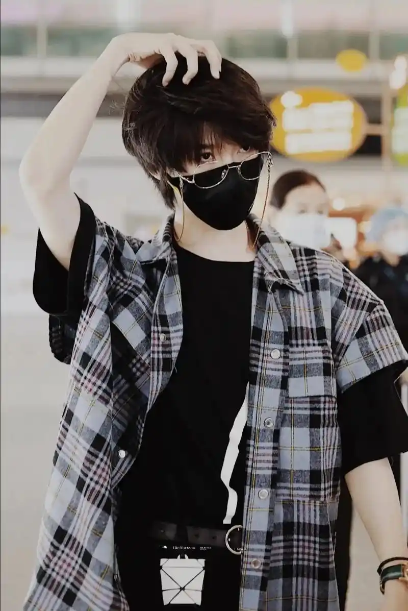 贺峻霖 这几张一直是我认为的贺峻霖top神图 - 抖音