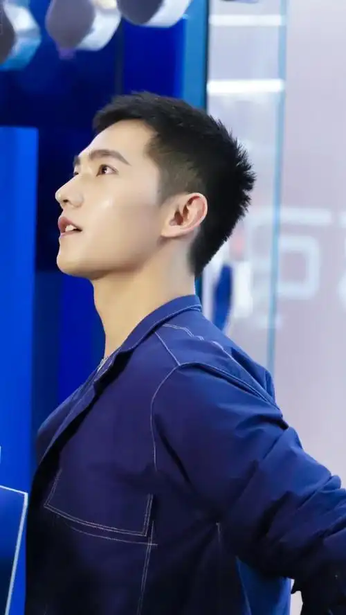 杨洋又换发型了一身蓝色工装现身活动这气质绝了