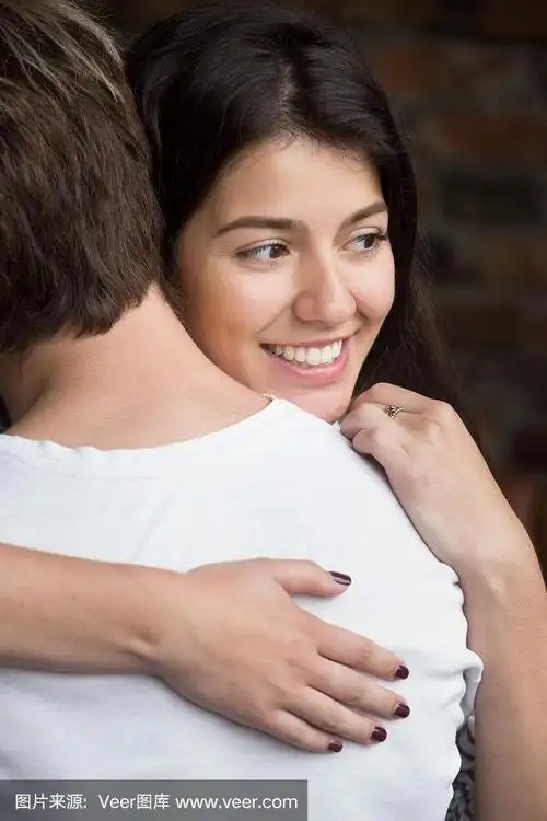 年轻美丽的妻子拥抱丈夫的肖像