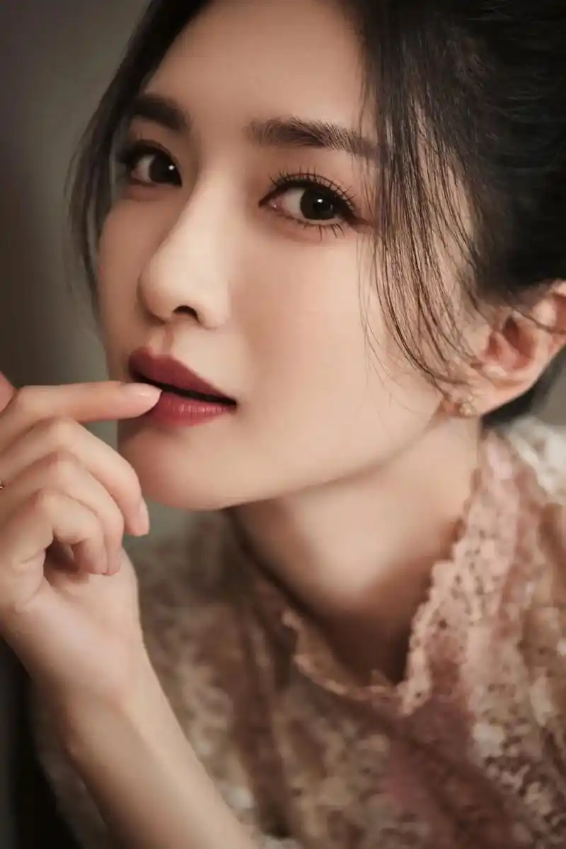 照片中只见江疏影穿着宫廷风的蕾丝长裙, 席地而坐宛如贵公主,少女感