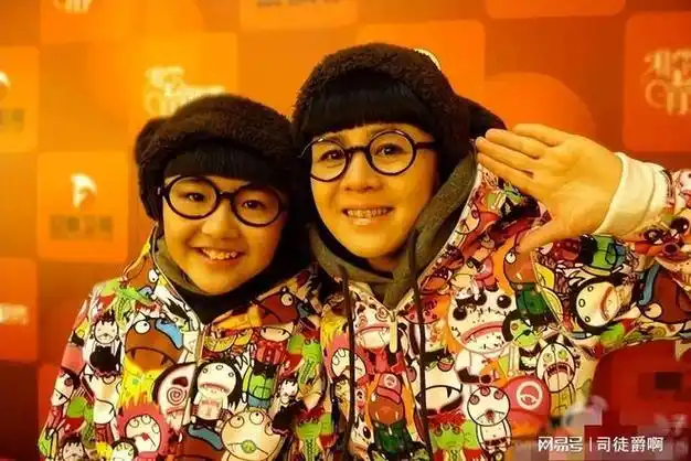 个字,永远跟孩子们在一起|央视|何炅|聪明屋|春晚主持人阵容_网易订阅