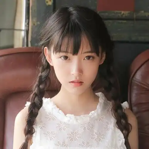 麻花辫公主裙文静妹子头像