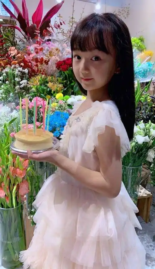 小山竹晒照庆祝8岁生日,小萌娃长成亭亭玉立美女了,甜美又可爱_漂亮