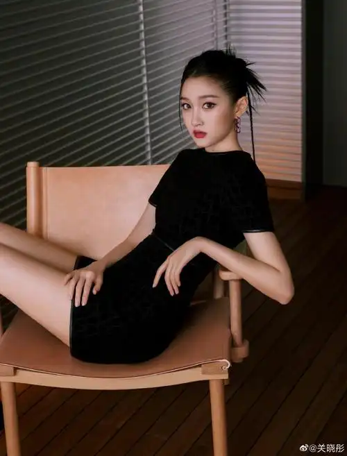 关晓彤冬日随拍#@关晓彤微博晒反季穿搭随拍,称假装在夏天～全黑孕屯