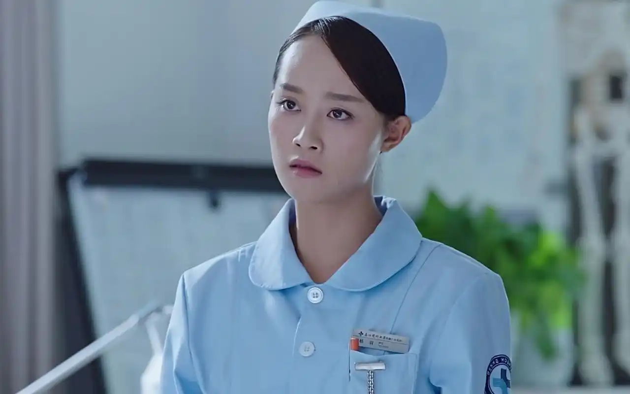 展开全部         在《外科风云》扮演杨羽的是新生代女演员:蓝盈莹