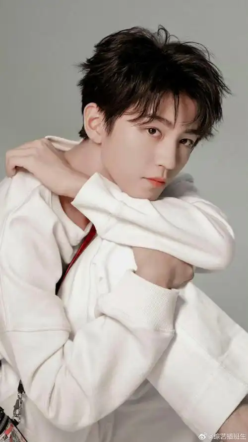 网友说王俊凯回家方便了哈哈哈哈哈哈 小时候真的太可爱了!