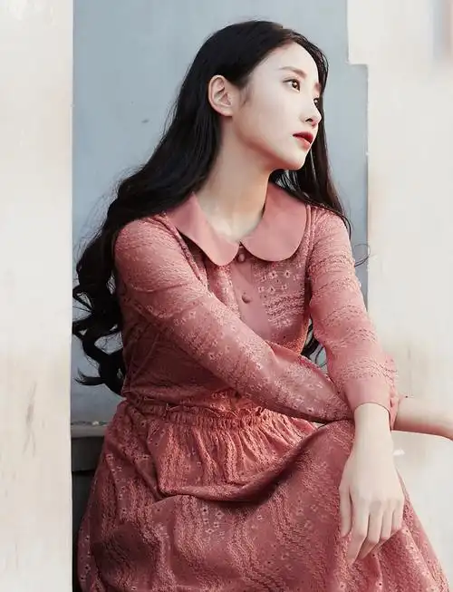 许梦圆大片曝光原野寒冬碰撞粉色浪漫