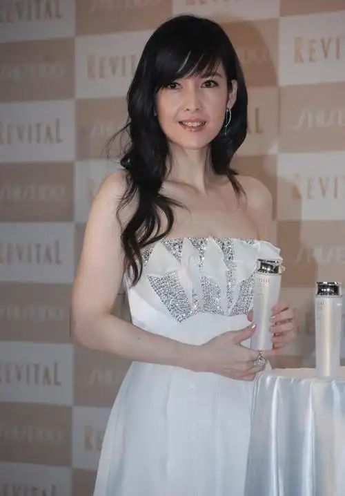 周慧敏年纪不小,但气质仍挺清纯的,穿抹胸白裙状态不输30年前|抹胸裙