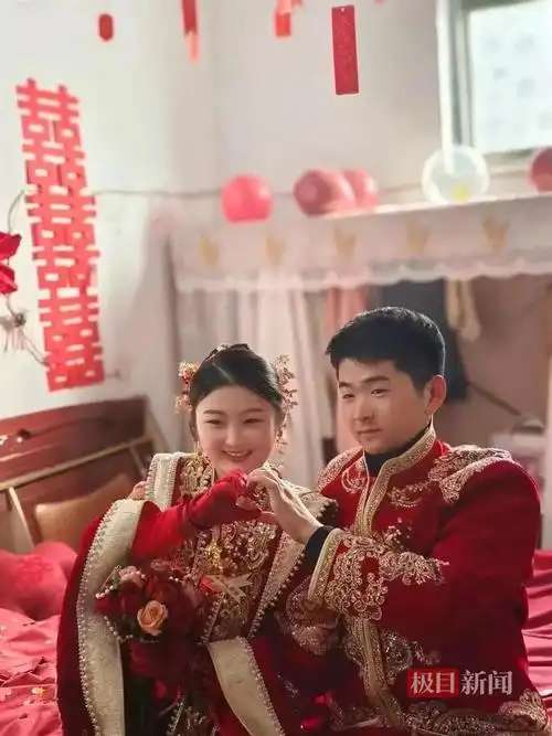 杭州一小店挂通知回家结婚路人花式写祝福老板已将祝福语装裱送出300