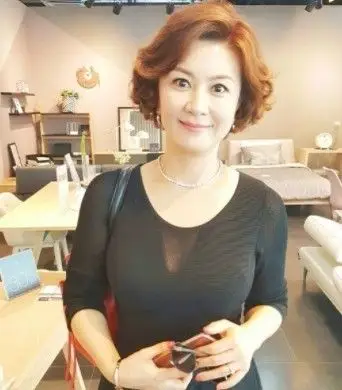 原创申智秀生娃惨变大妈 曾是传闻中的七公主可爱老幺 外貌神似谭松韵