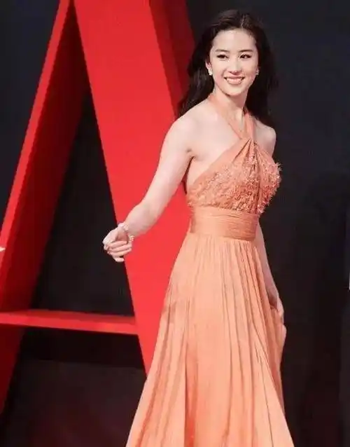 刘亦菲太有"宠儿气质",一袭挂脖连衣裙高调亮相,又惊艳了红毯_时尚_的