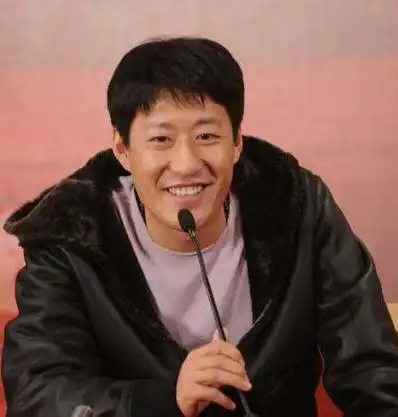 被前妻控诉家暴二婚却能娶小13岁娇妻生三娃演员于震有何魅力