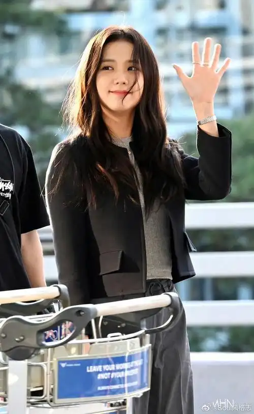 今日现身仁川机场的金智秀温婉动人的气质秀秀