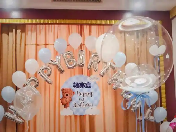 简单温馨的宝宝周岁包厢气球布置