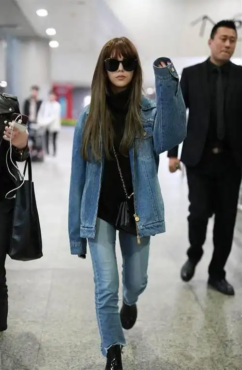 昆凌独自现身机场梳齐刘海穿牛仔装时髦洋气