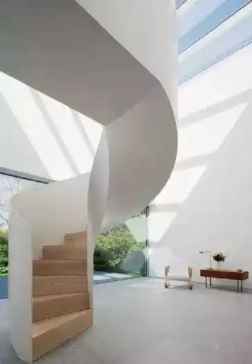 楼梯是视觉的焦点,也是彰显主人个性的一大亮点,更是让设计师发挥想象