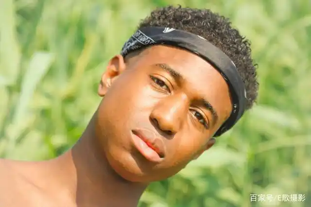 《皮肤黝黑的男青年》智多星-协助拍摄