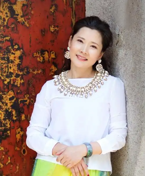 与何赛飞在事业上的高调成功相反,她在现实生活中十分低调.