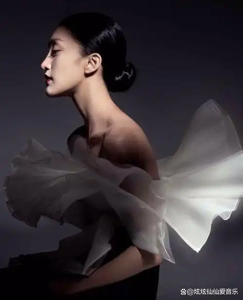 周迅天生自带故事感,一个眼神就是一场戏的倔强"精灵少女"