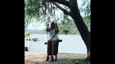 搞笑gif段子:女大三抱金砖,大三十送江山