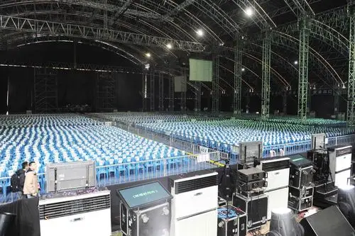 王菲重庆演唱会观众席整改获满意 现场加唱新歌