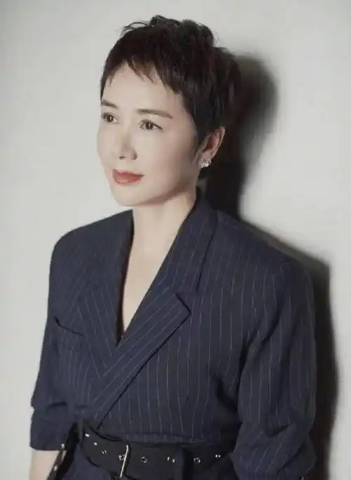 原创蒋雯丽真是大婶界的骄傲穿红裙配黑西装气色被点亮太娇艳