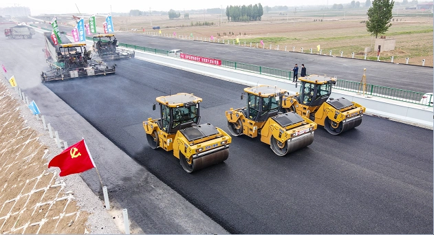 无人施工集群助力沥青摊铺更高效