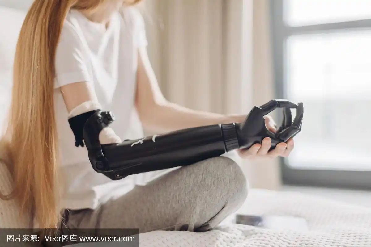 女人的手握着假肢