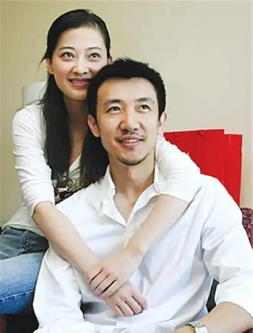 梅婷与鄢颇分开后嫁给摄影师曾剑一双儿女好幸福