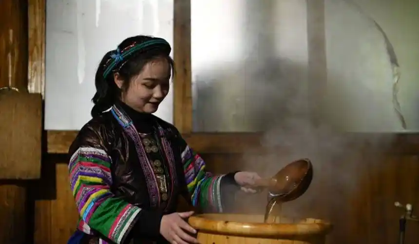 "瑶族药浴"它以多种植物药配方,浴汤里有30多种中草药,可以辅助治疗47