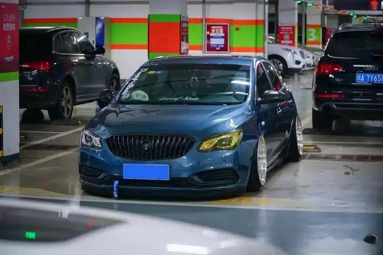 深度黑化的宽体别克英朗这是要做全国最大倾角的节奏